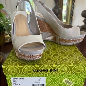 Gianni Bini Women's Chalk Wedge Sandals